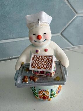 Hallmark Keepsake 2018 GINGER N. SWEETHAUS Snowtop Lodge Ornament 14th In Series